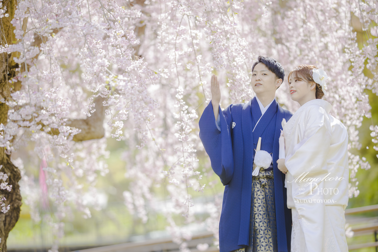 和傘を持つ振袖姿の女性のロケーション撮影