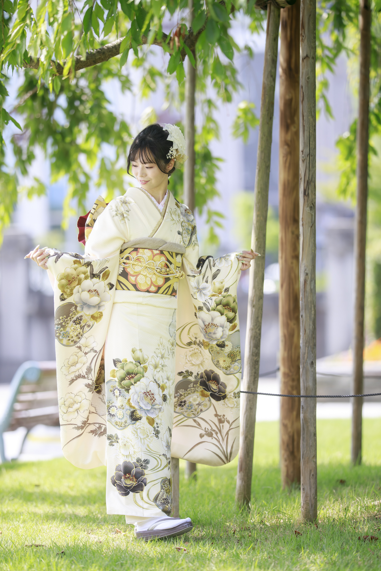 スタジオで振袖を着て微笑む女性の成人式前撮り写真