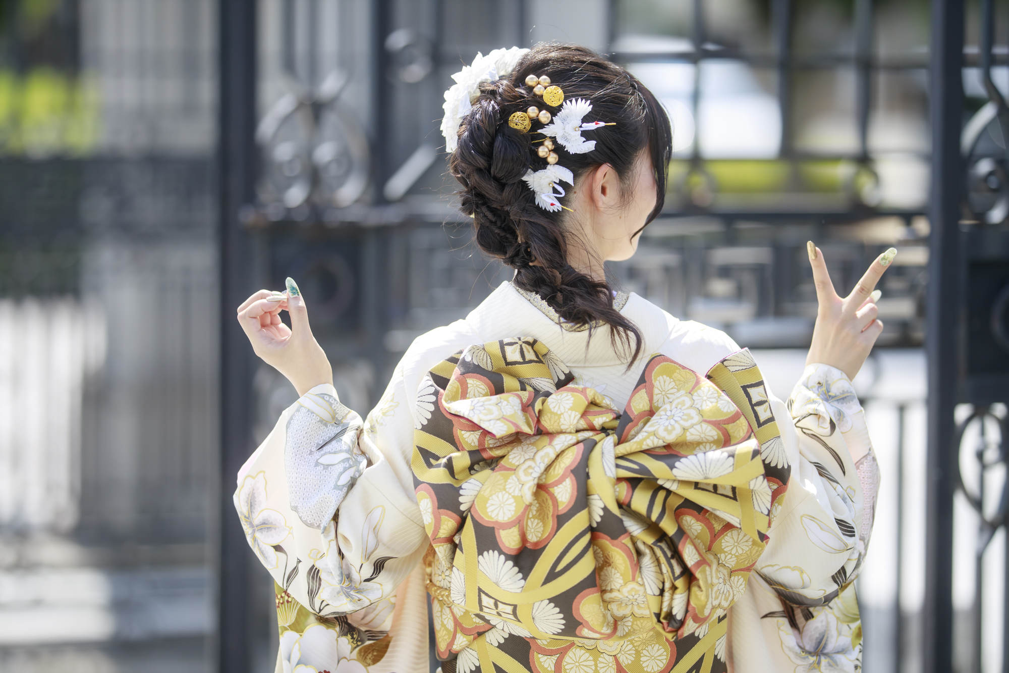 スタジオで振袖を着て微笑む女性の成人式前撮り写真