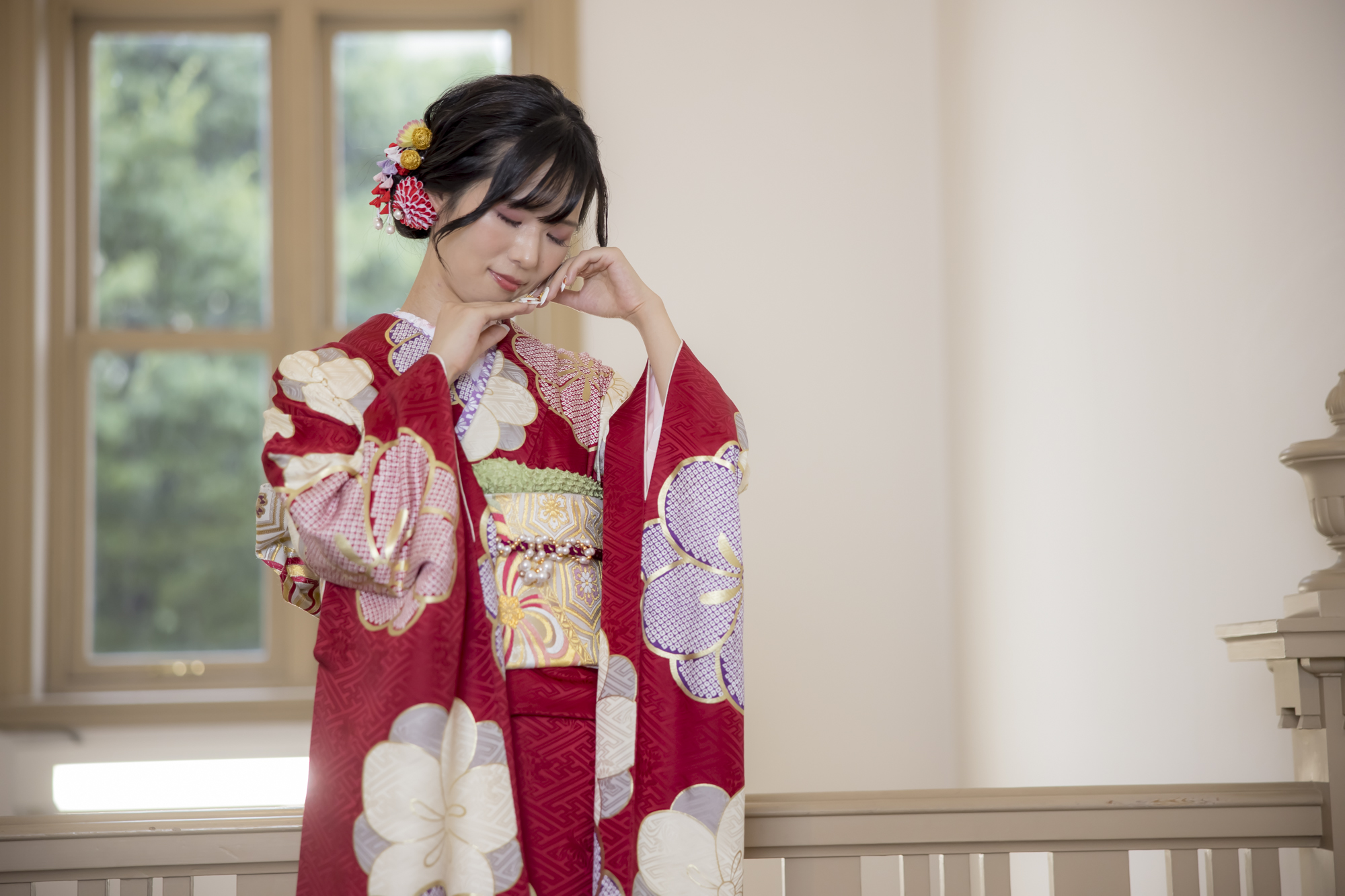 スタジオで振袖を着て微笑む女性の成人式前撮り写真
