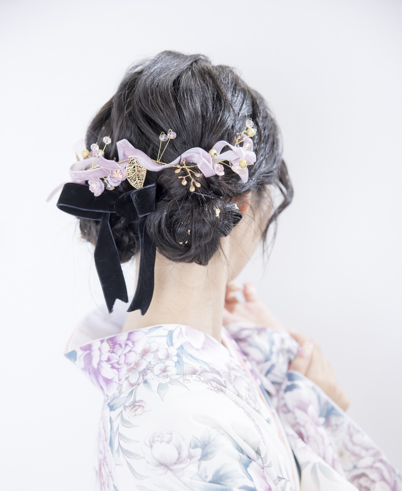 スタジオで振袖を着て微笑む女性の成人式前撮り写真